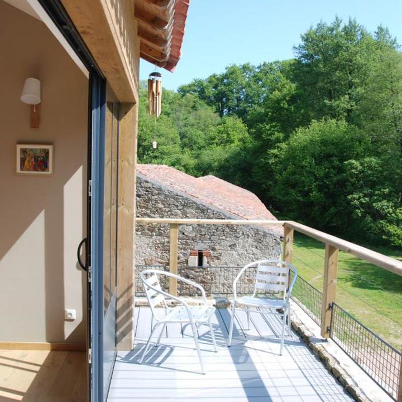 le salon ouvre sur un grand balcon par une large baie vitrée