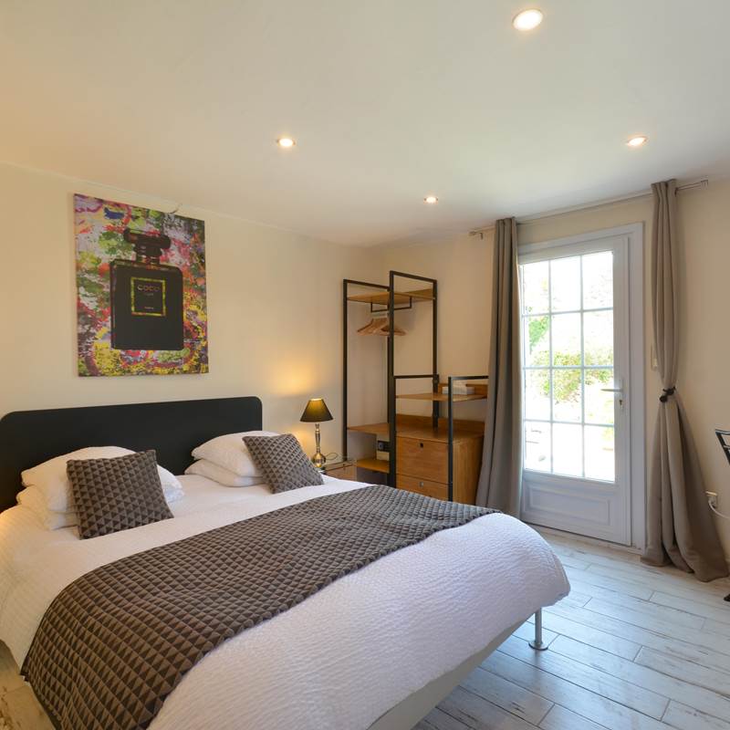 chambre de Julien , queen size bed