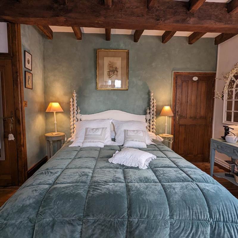Moulin-Rouhaud-Chambre-la-Tour-lit-queen-size