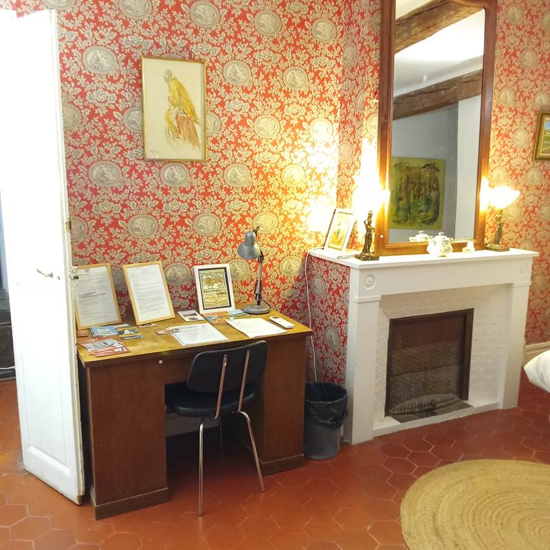Le Mas Palegry chambres d'hôtes Perpignan chambre 3 côté terrasse bureau cheminée