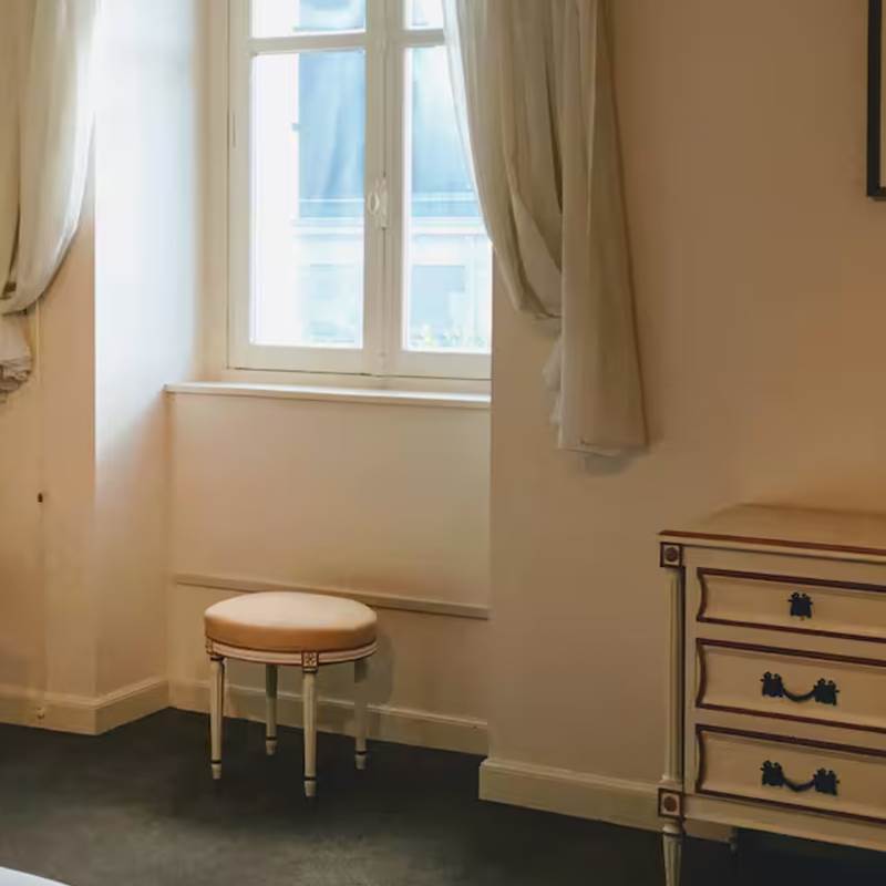 Orphée: chambre lit king size, vue sur le jardin et la rivière