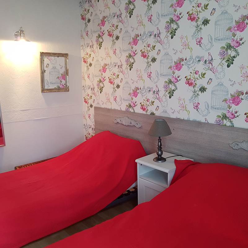 Chambre 1er étage, 2 lits 90, rangements, placards.