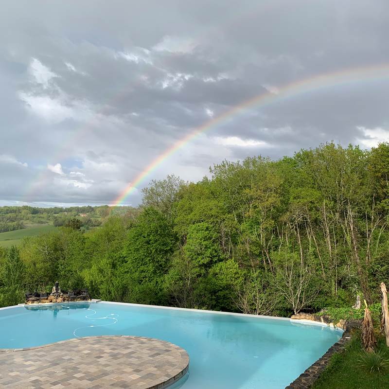 piscine à double débordements et traitée au sel
