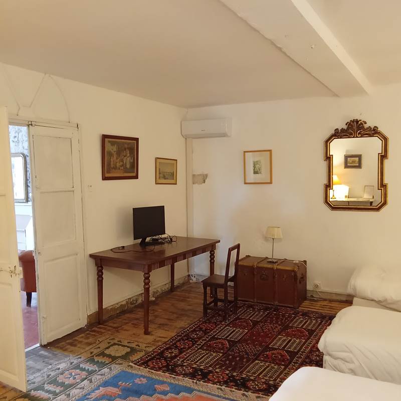 Le Mas Palegry chambres d'hôtes Perpignan - Chambre n°4 suite aux oiseaux une chambre parentale avec un lit double. Une chambre avec 3 lits simples, un grand bureau et une table en marbre. Une salle de bains