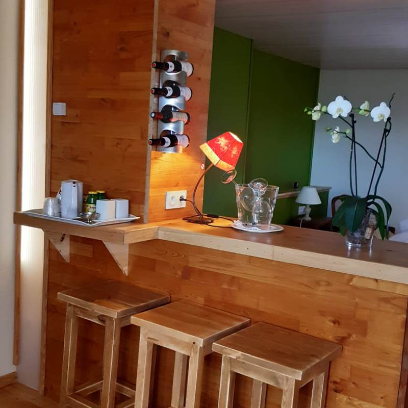 Chambre Paul Rebeyrolle - espace accueil - bar- détente - rénovation juin 2021 Le Ranch des Lacs