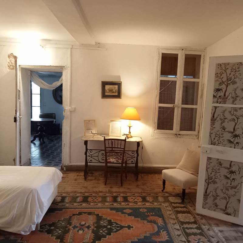 Le Mas Palegry chambres d'hôtes Perpignan - Chambre n°4 suite aux oiseaux une chambre parentale avec un lit double. Une chambre avec 3 lits simples, un grand bureau et une table en marbre. Une salle de bains