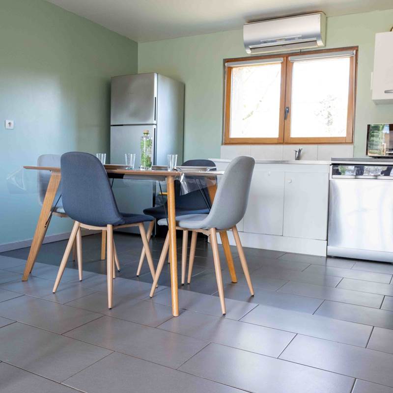Coin repas avec frigo et petit congélateur