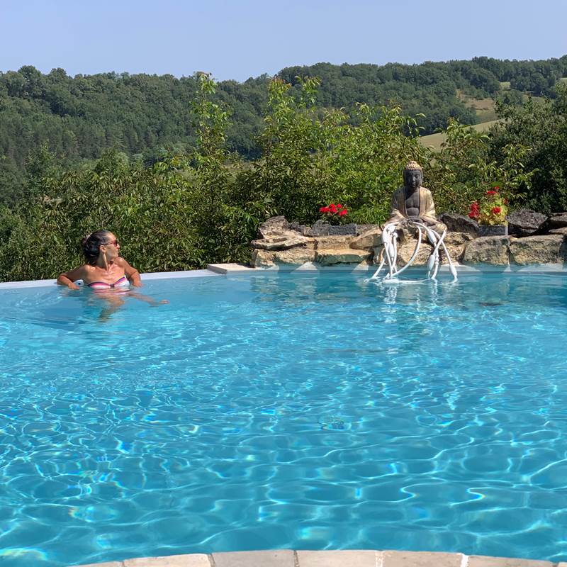 Le bouddha veille sur la piscine