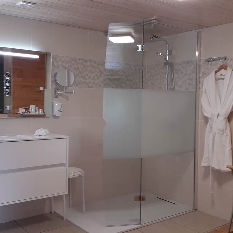 salle d'eau ouverte chambre Paul Rebeyrolle - rénovation juin 2021 Le Ranch des Lacs