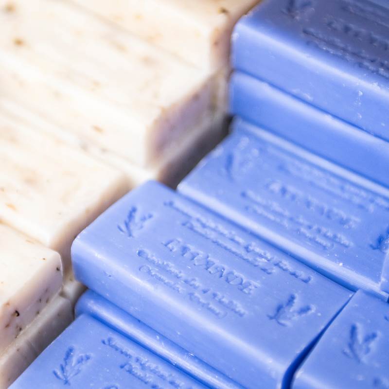 Savons artisanaux à la lavande et cosmétiques naturels en vente à la distillerie du Vercors-galerie