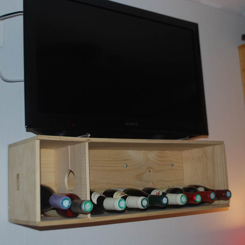 ecran plat et suggestion de vins Chambre La Pousse d'Or Hotel de Charme