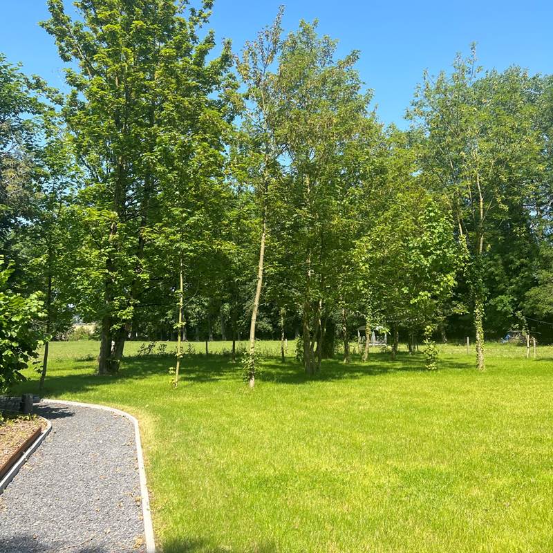 Le chemin du jardin vers les parkings