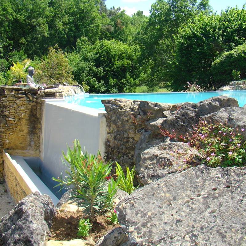 piscine à double débordements et traitée au sel