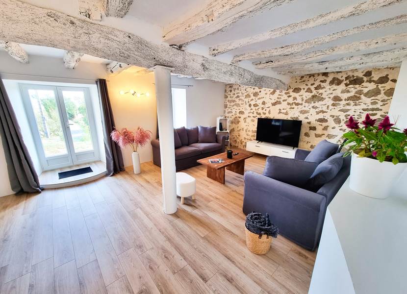 salon-cosy-murs-pierre-gite-le-cottage-location-lauragaise.jpg
