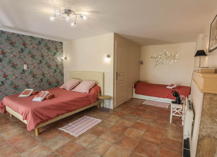 Au Pays de Jacquou: chambre Françou accessible personnes à mobilité réduite