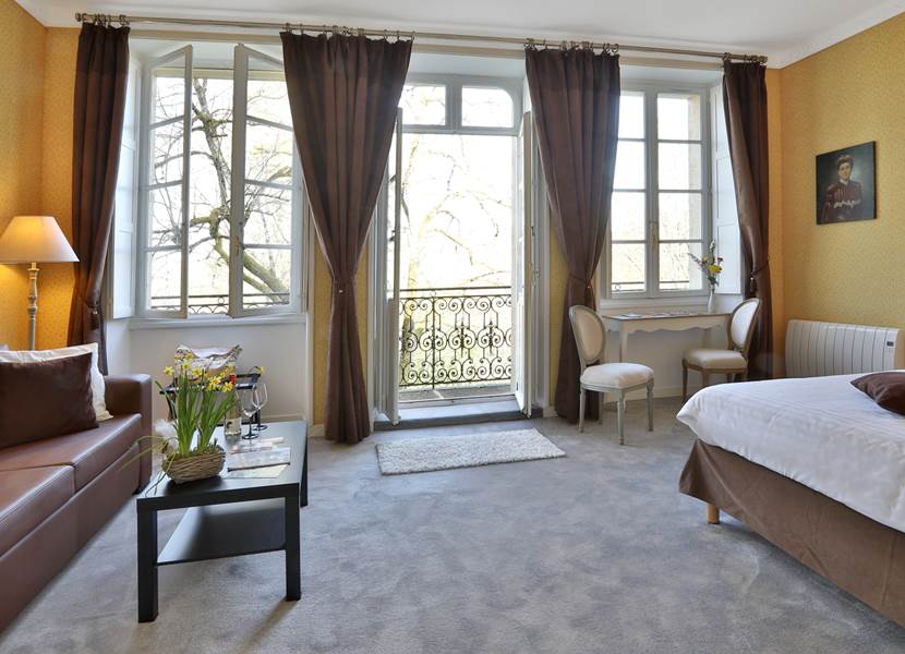 Chambre Jonquille 7 avec balcon - 1er étage du château de Puy Robert Lascaux