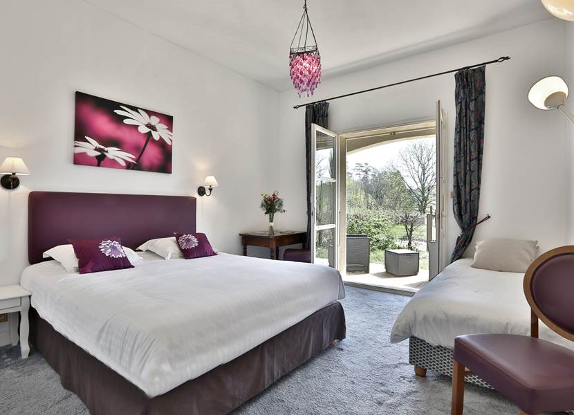 Chambre Gentilhommière 22 en rez de jardin 2 à 3 personnes côté piscine