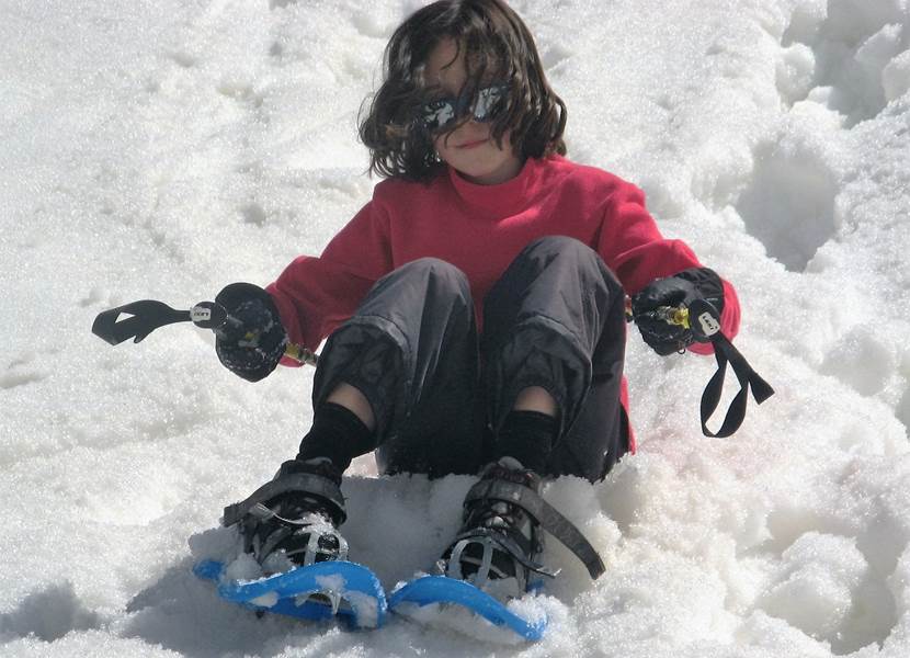 Glissade dans les tobogans de neige naturelle