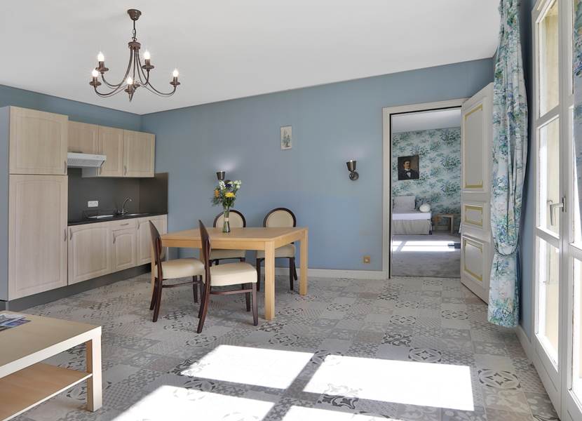 Gîte Junior Suite Gentilhommière 24 - 25 cuisine séjour et canapé-lit 2 couchages - balcon vue parc