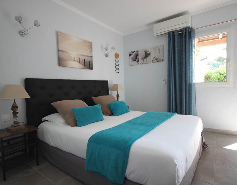 Chambre-T2-Agriates-vue-mer-Appart-BleuAzur