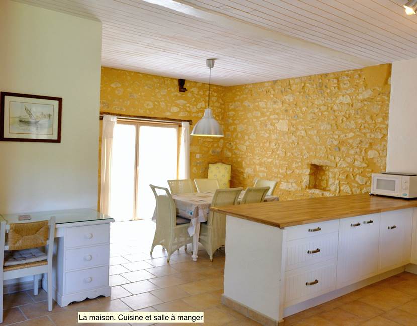 DOMAINE DU CHAMP DE L'HOSTE - maison d'hôtes à Larzac 24170 - Gîte de charme - Location maison de vacances avec piscine et spa - salle à manger -