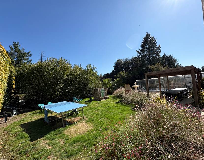 jardin-table-de-ping-pong-gite-le-lijaly-jeux