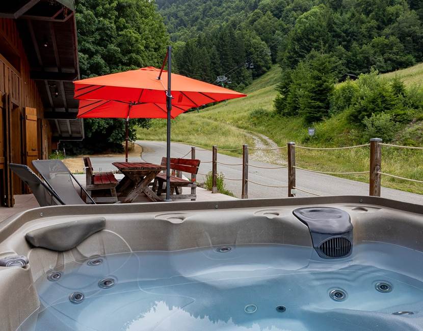 La terrasse avec Jacuzzi