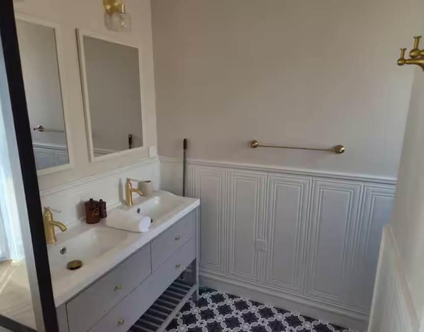 Salle d’eau avec double vasque – location vacances