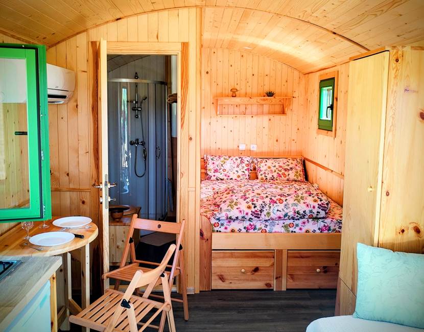 pièce principale roulotte - table dépliée pour 2 personnes