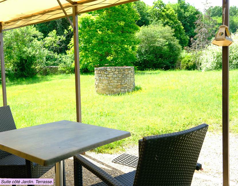 DOMAINE DU CHAMP DE L'HOSTE - chambres d'hôtes à Larzac 24170 - Dordogne - location suite côté jardin - location maison de vacances - vue jardin -