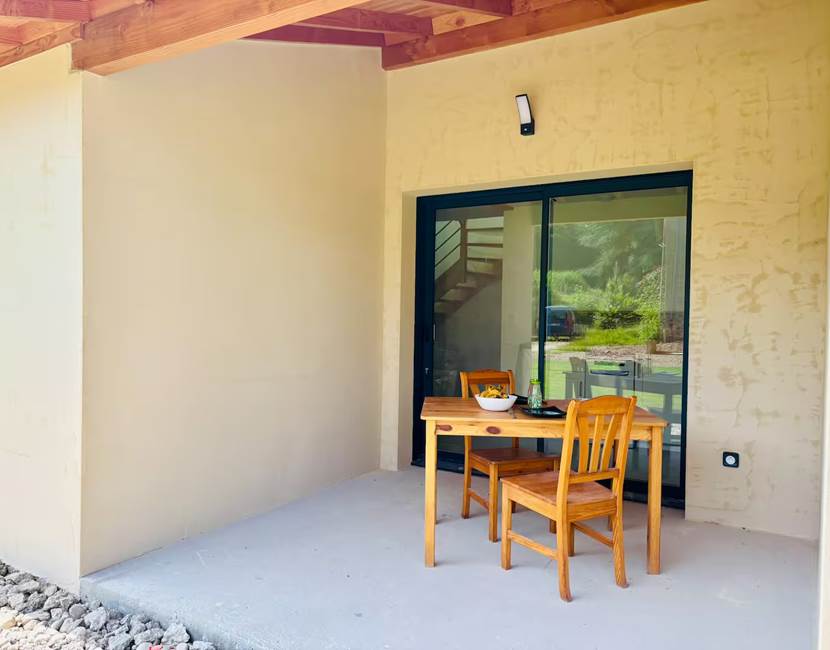 Terrasse privative avec 1 table et 4 chaises