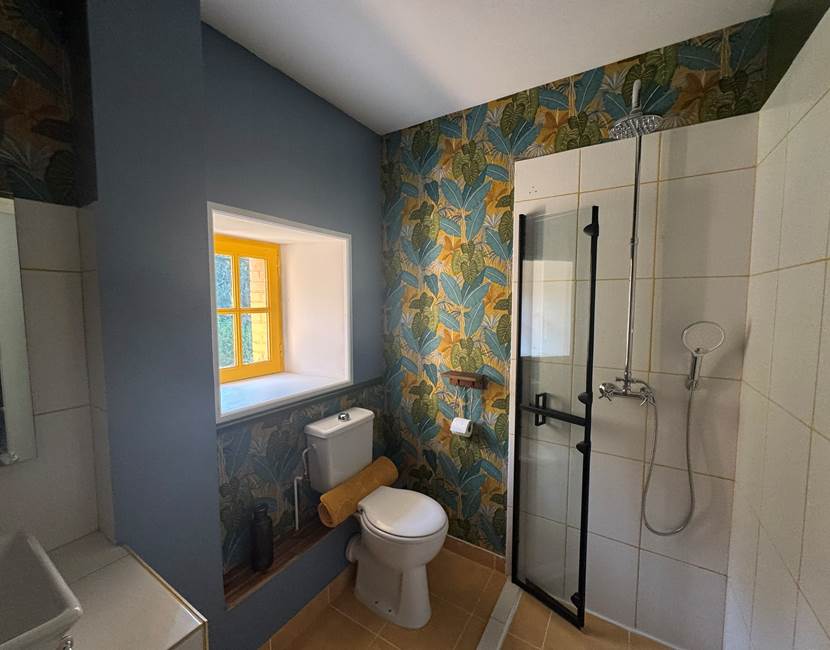 O Moulin du Fieux - Chambre 3 - Bleue - Salle d'eau et WC PMR