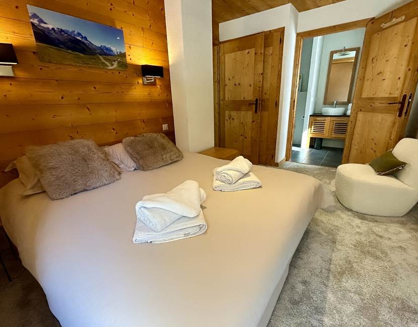 Chambre parentale avec salle de bain (largeur 160, literie neuve)