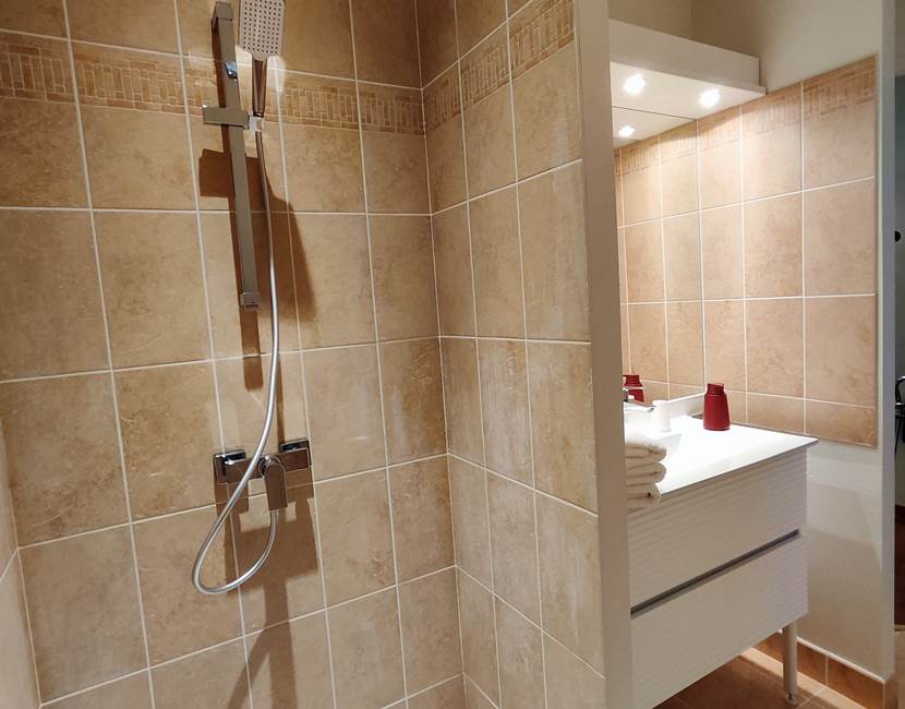 le-sherman-chambre-grande-douche-carrelage-espace-confort