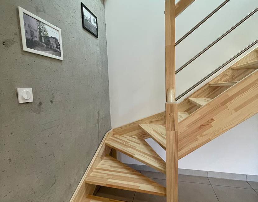 Escalier pour se rendre aux chambres