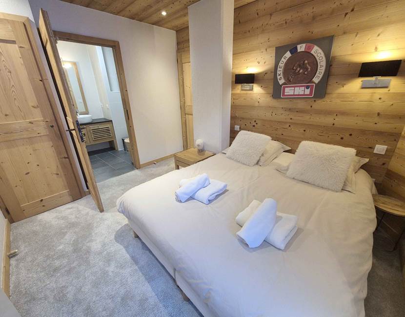 Chambre parentale avec salle de bain (largeur 160, literie neuve)