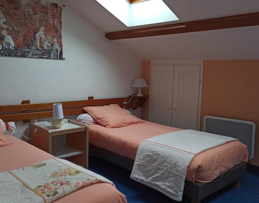 Dans la mezzanine, une chambre  avec 3 couchages.