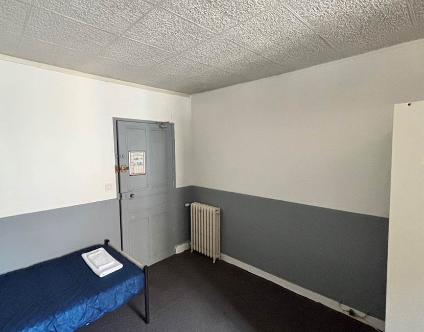 Chambre individuelle, Spacieuse, Lit confortable, vue sur rue calme, douche