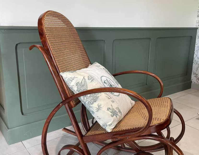 Joli rocking-chair vous attend pour une pause lecture