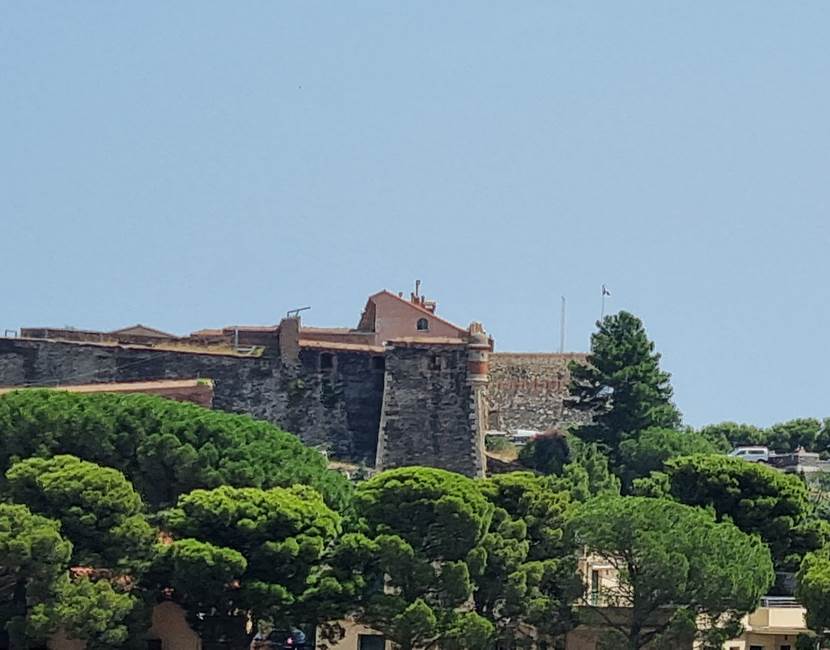 Vue Fort Miradou de la chambre Hotel Ambeille