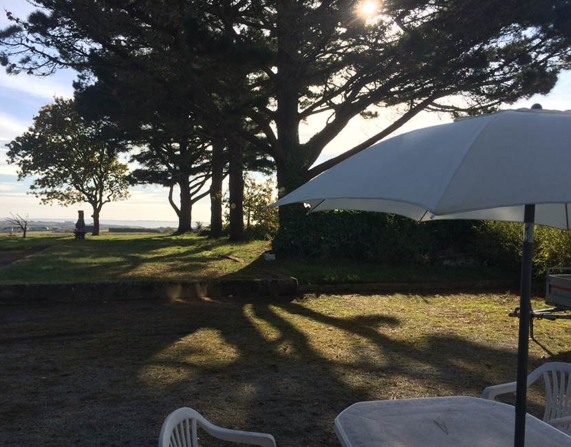 gite pour 7 personnes avec vue sur Groix, vaste parc avec jeux pour enfants, piscine chauffée en saison