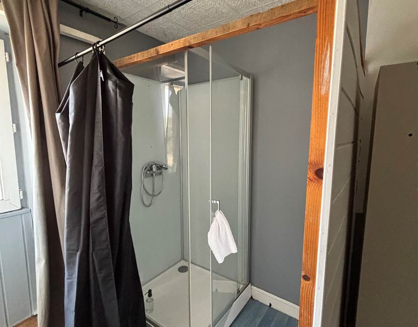 Chambre individuelle, Spacieuse, Lit confortable, vue sur rue calme, douche