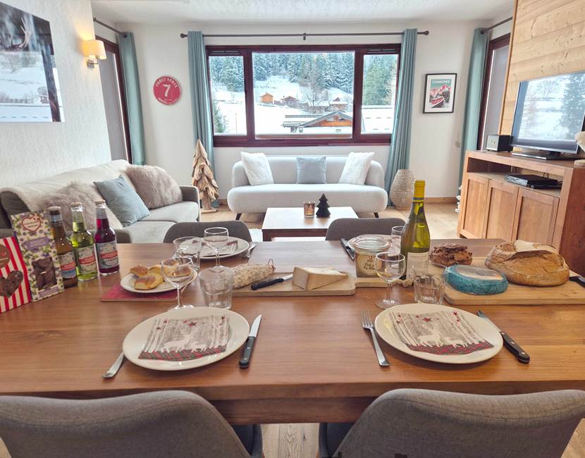 Grand séjour cuisine avec vue dégagée sur les montagnes