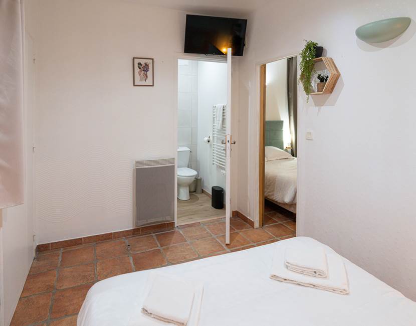 entrée salle de bain dans chambre 1