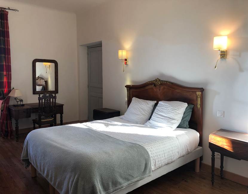 grande chambre , lit queen size 160 x 200