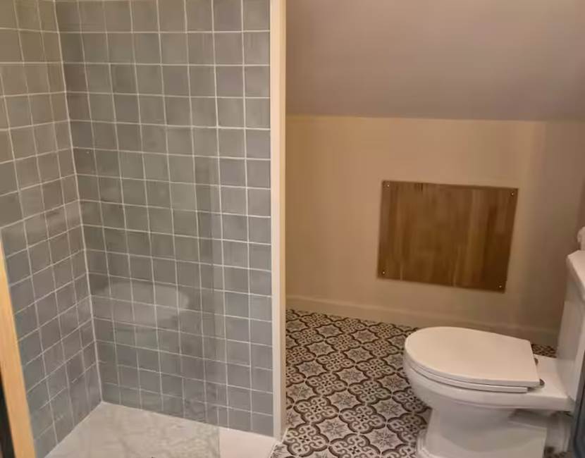 Salle d’eau privative avec WC