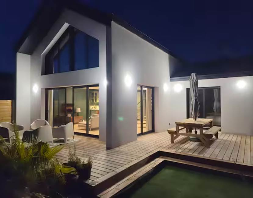 Maison de vacances de nuit – terrasse éclairée – bord d