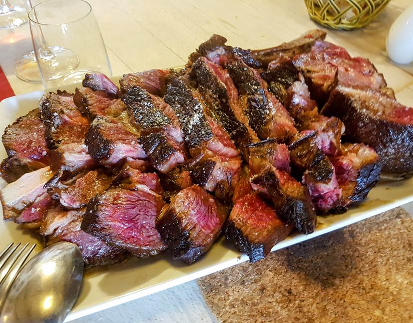 2016112Viande bovine de race limousine longue maturation sélectionnée par Hugues Burgalières notre artisan boucher depuis 1995. Le Ranch des Lacs