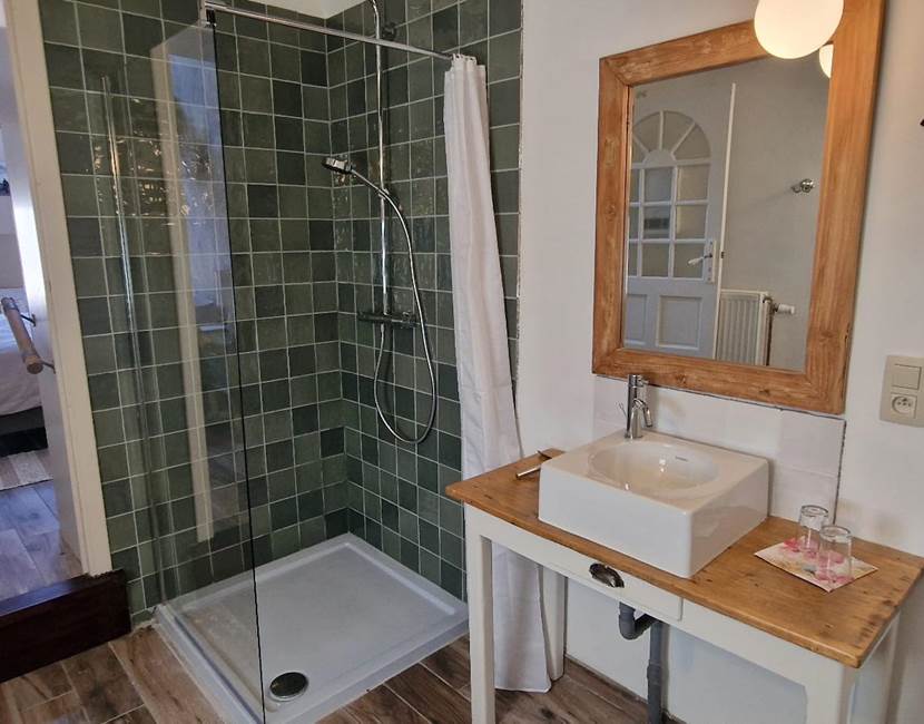 Ciel de douche, évier, miroir, toilette et commode 3 tiroirs avec articles de première nécessité ( rasoir, brosse à dents, gel douche, serviettes hygiéniques,... en cas d'oubli)