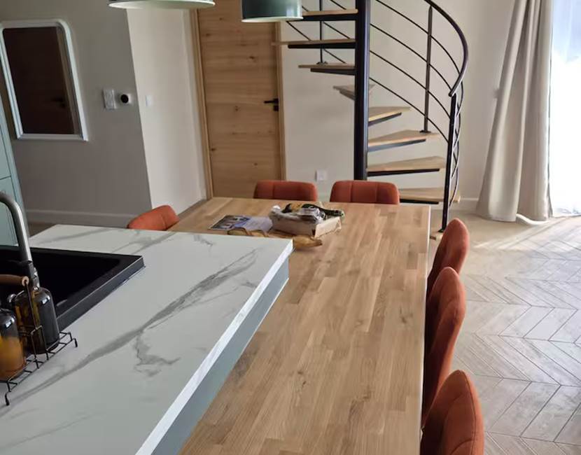 Salle à manger avec grande table – cuisine ouverte